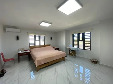 6 Bedroom House