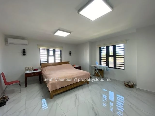Villa For Sale: Spacious Mountain Retreat with Private Pool