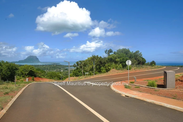 Tranquil Paradise: Expansive Plot with Superb Views