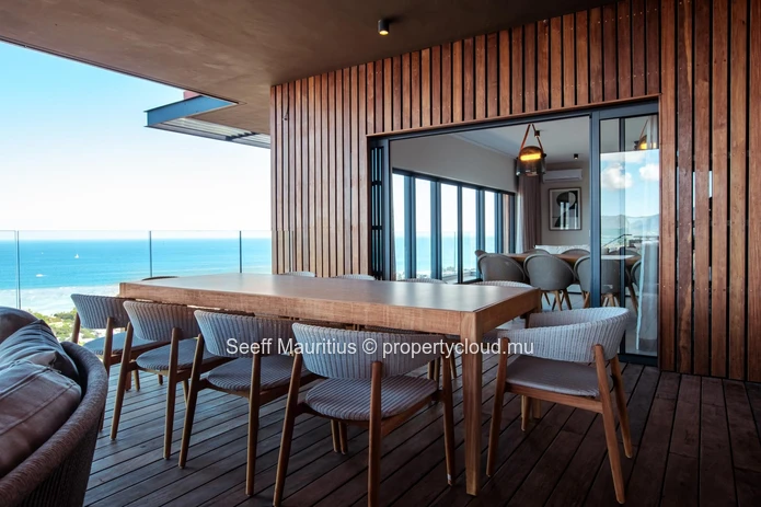 Island Dream: Stunning Villa with Infinite Lagoon Views