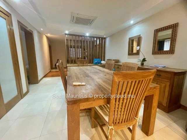 Luxury flat with private garden and swimming pool - Residential area