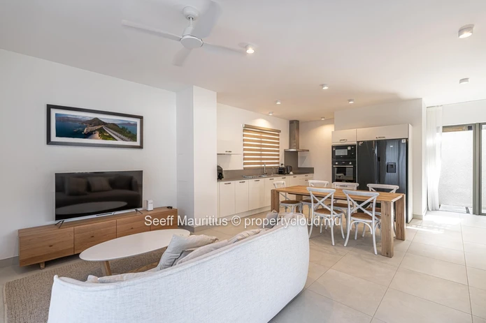 Luxurious Villa with Private Pool for Sale - Secure Residence!