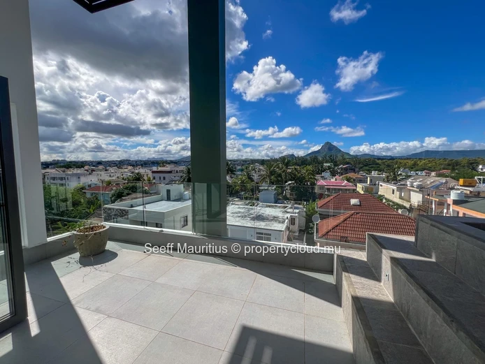 Élégant Penthouse Duplex – Flic en Flac | Vue Montagne | Piscine Privée