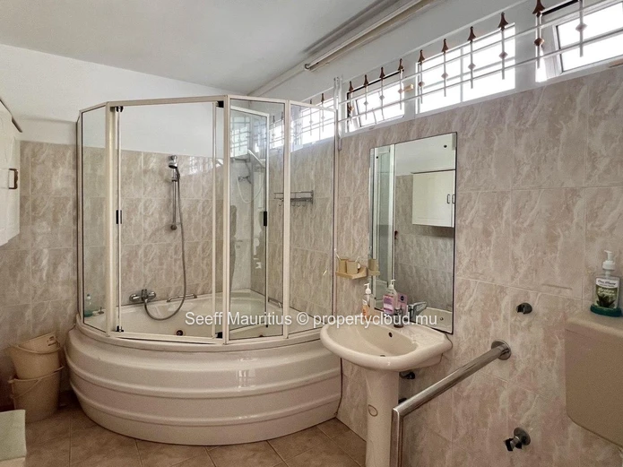 Spacious 4-Bedroom Family Home in Prime Location in Phoenix