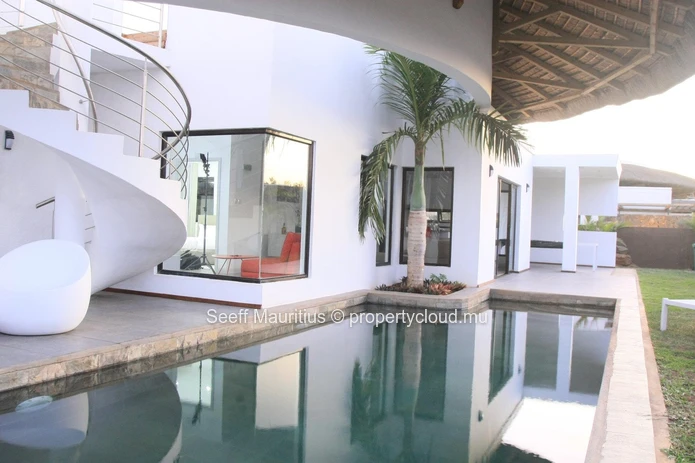 Superb house in large residence near the sea