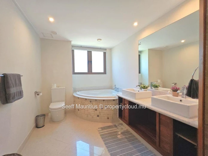 Luxury Seaview  3-Bed En-Suite Apartment with Private Pool. 