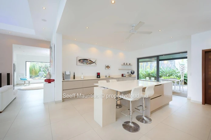 Luxurious Villa with Heated Pool and Home Automation