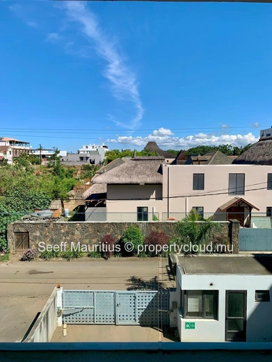 2-bedroom flat with swimming pool and parking 