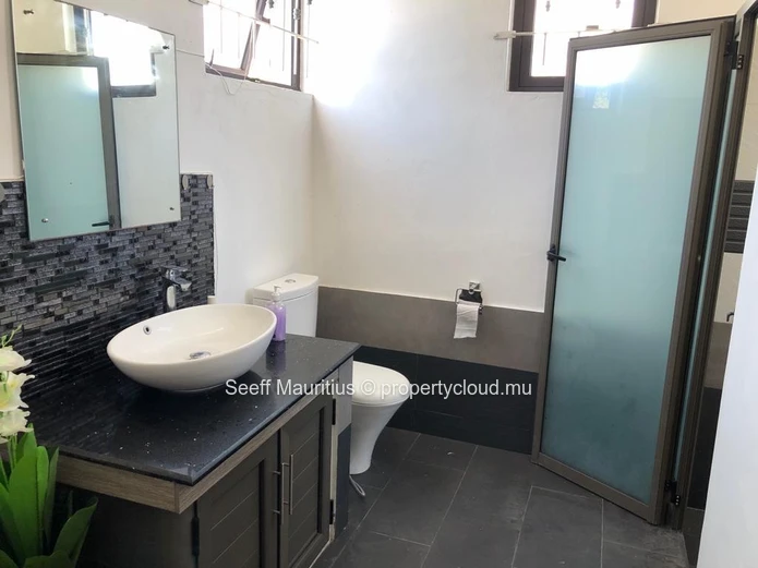 Modern 4-Bedroom Villa with Coin de Mire Views – Pereybere