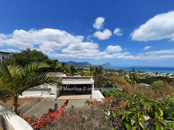 Superb Villa: Sea and Mountain Views