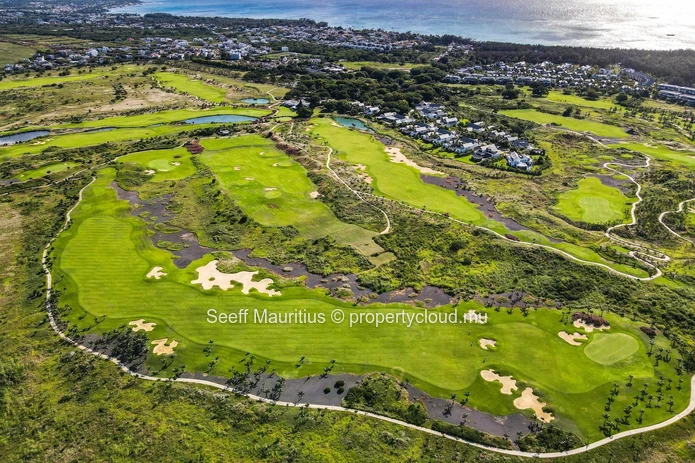5-Star Golf Course Living