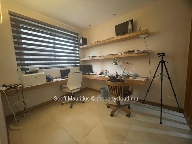 Luxury flat with private garden and swimming pool - Residential area