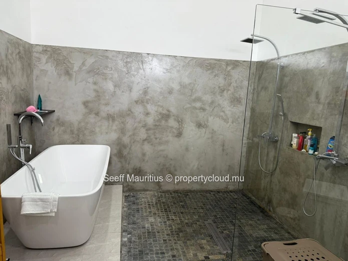 Rare Find: Spacious & Secure Turnkey Villa in Gated Morcellement