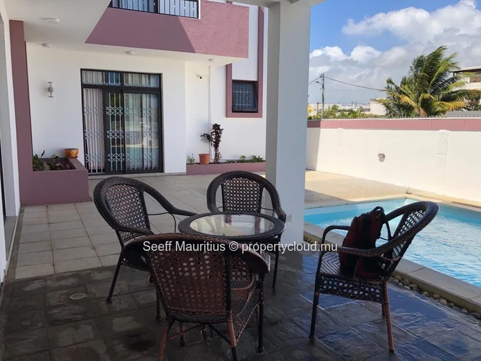 Modern 4-Bedroom Villa with Coin de Mire Views – Pereybere