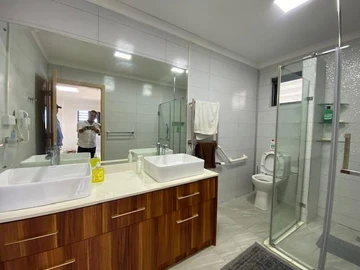6 Bedroom House