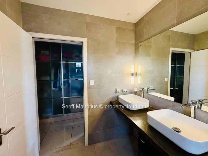 Beachside Bliss: 3-Bedroom Apartment for Rent