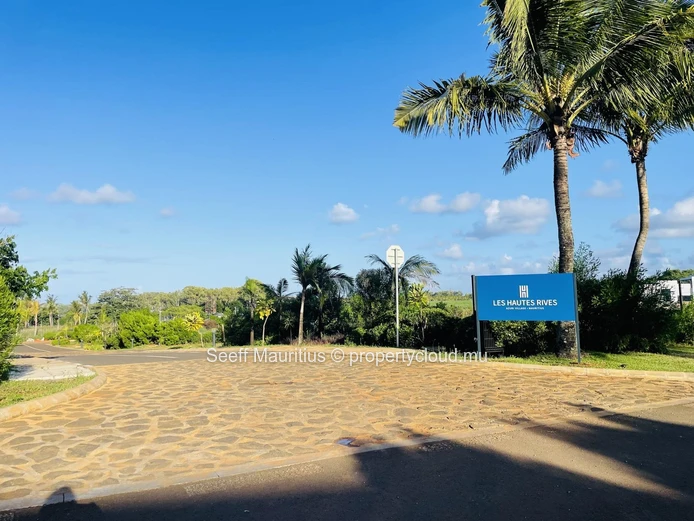  Exclusive Serviced Plot with Premium Benefits