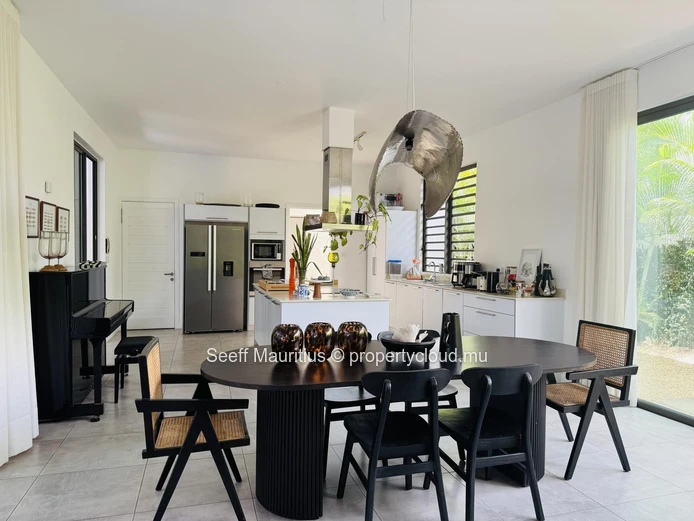Tropical Modernity at Its Finest: Villa Bois Chandelle
