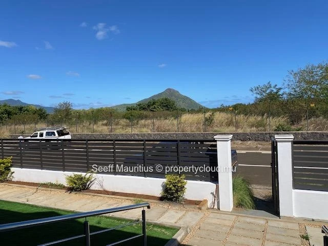 Villa For Sale: Spacious Mountain Retreat with Private Pool