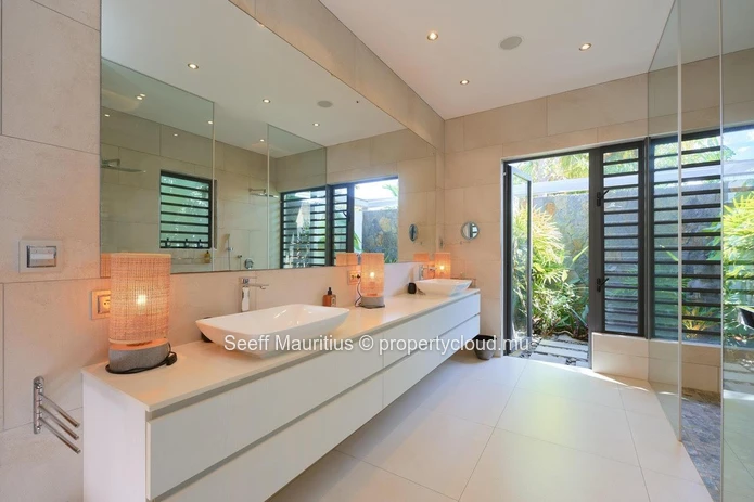 Luxurious Villa with Heated Pool and Home Automation