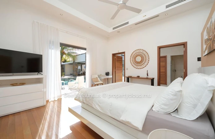 Luxurious Villa with Heated Pool and Home Automation