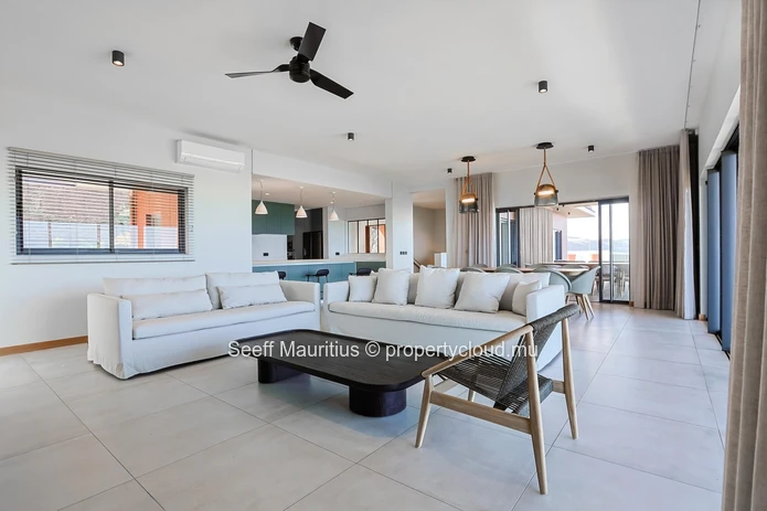 Island Dream: Stunning Villa with Infinite Lagoon Views
