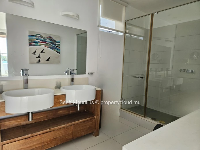 Penthouse avec finitions modernes dans un domaine résidentiel sécurisé