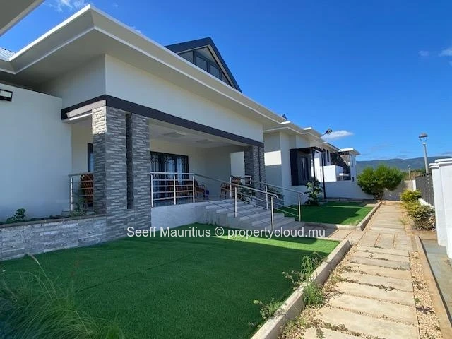 Villa For Sale: Spacious Mountain Retreat with Private Pool