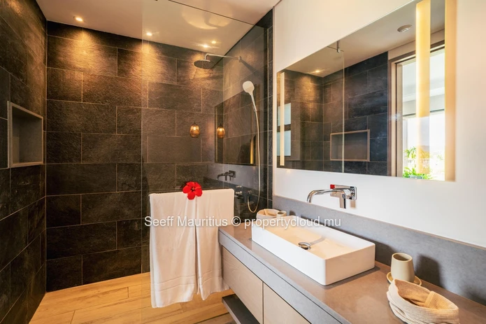 Modern Elegance: Luxurious Villa with Spectacular Views