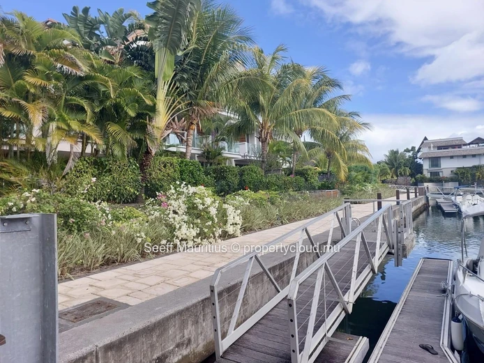 Duplex avec Amarrage Privé Dans Une Marina