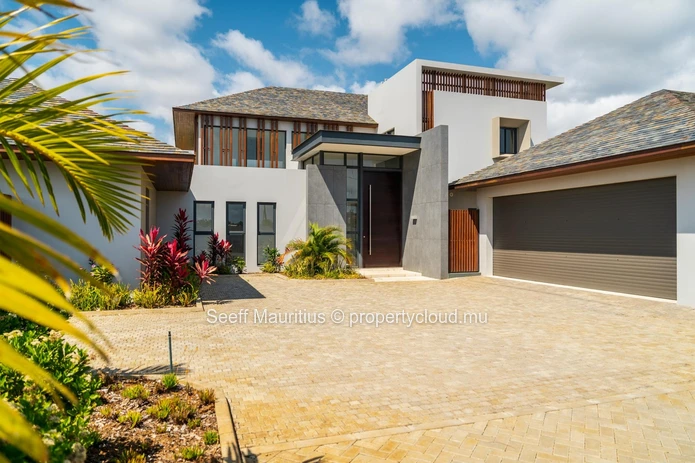 Serene Tropical Golf Sanctuary