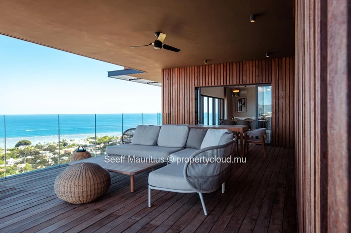 Island Dream: Stunning Villa with Infinite Lagoon Views