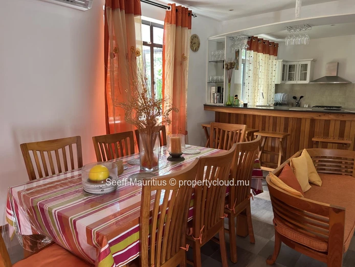 Spacieuse maison de 3 chambres avec piscine | À proximité de la plage, cafés et supermarché