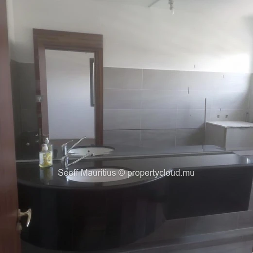 Premium 65m² Versatile Office Suite – Prime 1st Floor Location