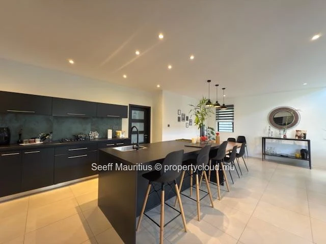 Elegant 2-Storey Home – Morcellement Swan, Pereybere