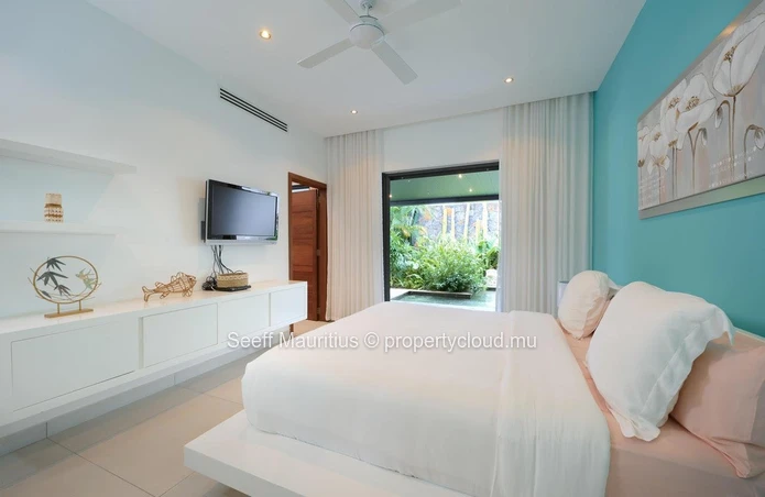 Luxurious Villa with Heated Pool and Home Automation