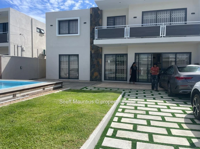 Beautiful Indivitual House with 3 Bedrooms, Spacious Living Areas, and Private Pool