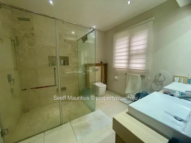 Luxury flat with private garden and swimming pool - Residential area