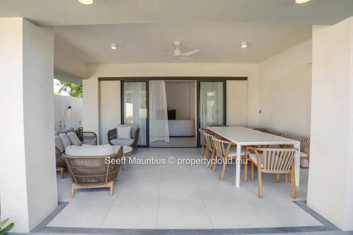 Luxurious Villa with Private Pool for Sale - Secure Residence!