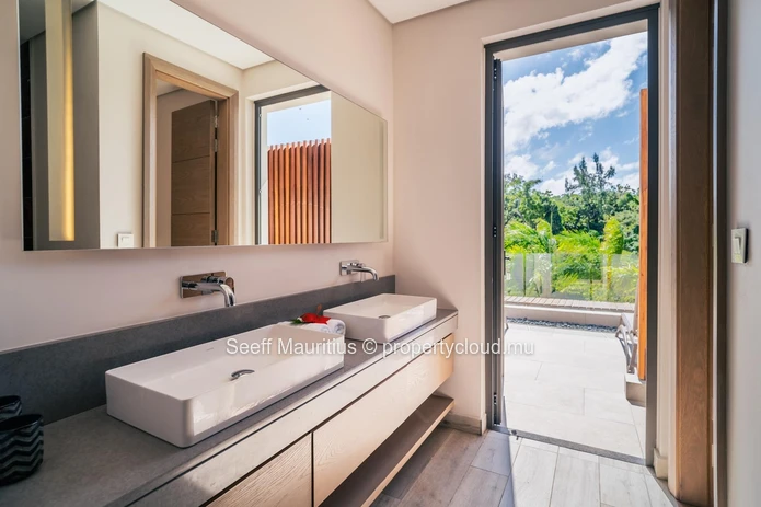 Modern Elegance: Luxurious Villa with Spectacular Views