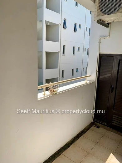 2-bedroom flat with swimming pool and parking 