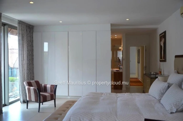 Spacious 5-Bedroom Villa with Rooftop Pool