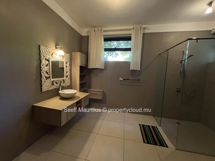 Inviting First-Floor Apartment in a Secure and Central Setting