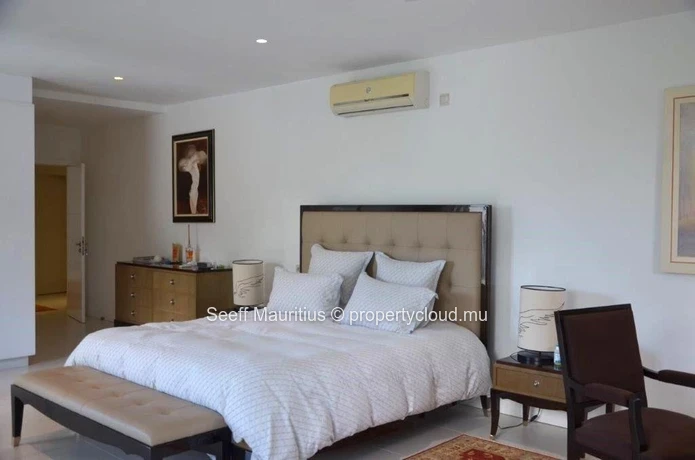 Spacious 5-Bedroom Villa with Rooftop Pool
