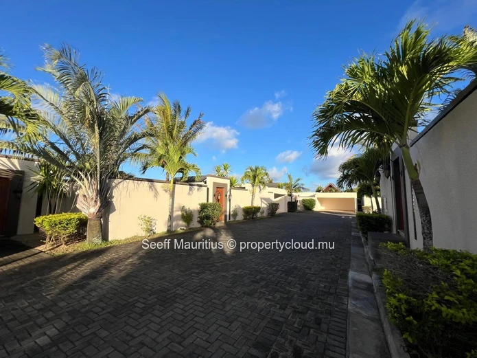 Luxury Living in the North: Villa with Pool, Office, and Studio