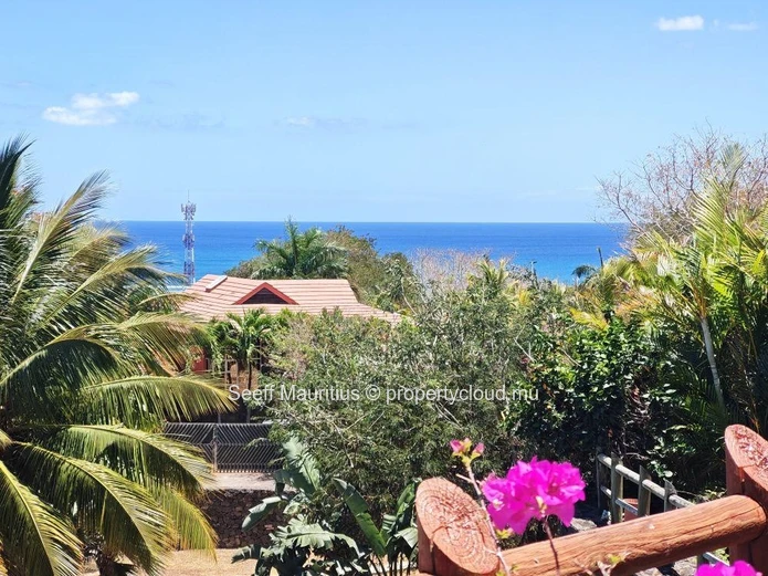 Luxury Seaview  3-Bed En-Suite Apartment with Private Pool. 