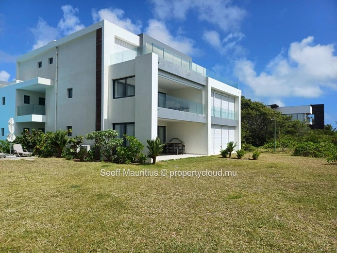 Beachfront Bliss: Luxury Apartment with Stunning Sea Views in Poste Lafayette 