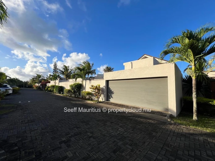 Luxury Living in the North: Villa with Pool, Office, and Studio
