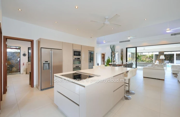 Luxurious Villa with Heated Pool and Home Automation