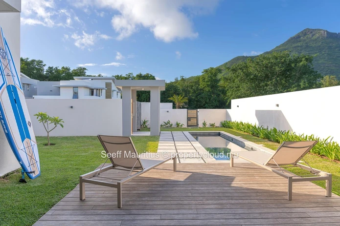 Luxurious Villa with Private Pool for Sale - Secure Residence!
